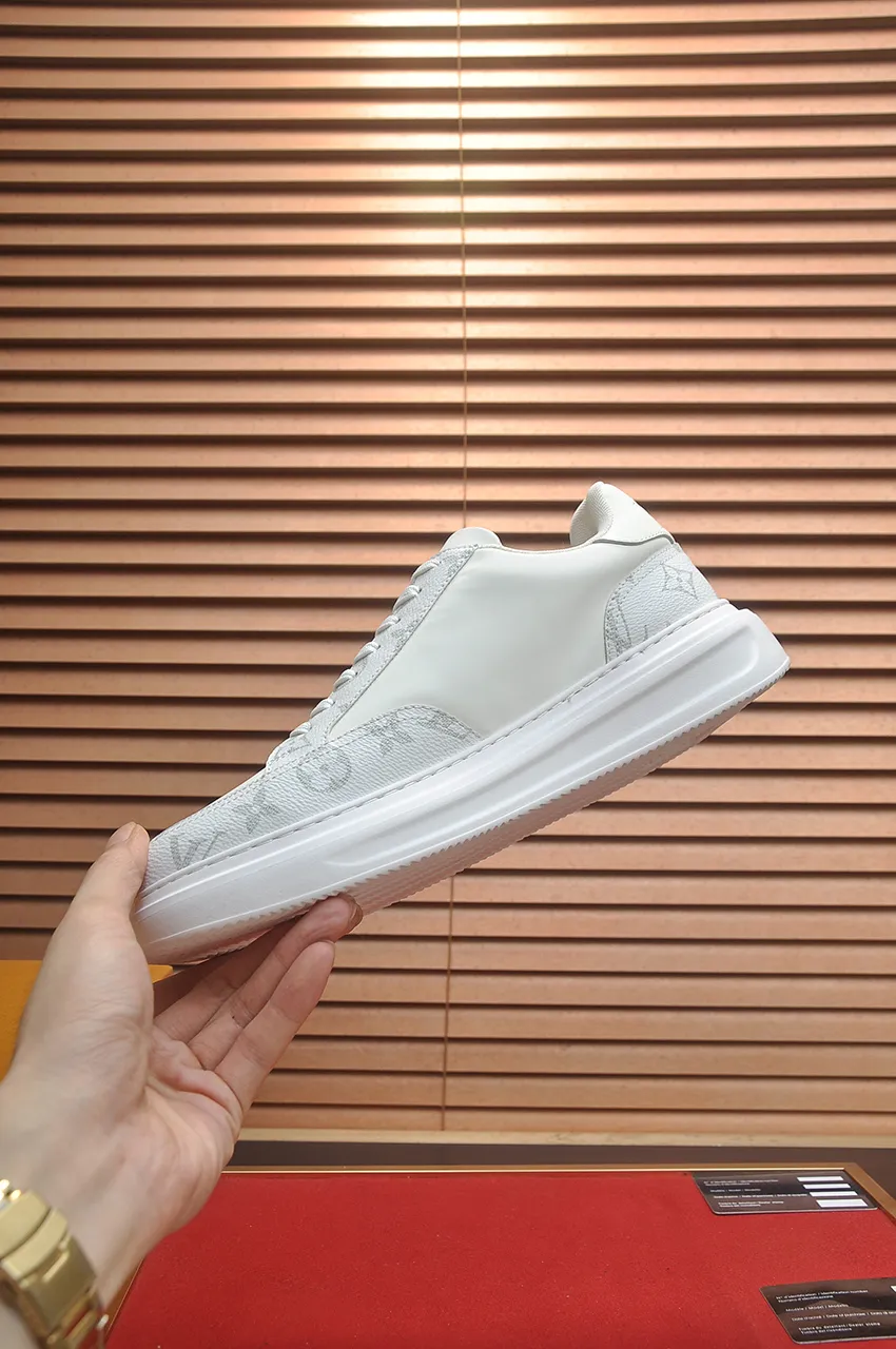 Men's men's shoes 💰640💶Original development, quality shipping, welcome to compare - LV sneaker series sports shoes introduce the loose silhouette of the ready-to-wear series into the spring and summer men's wear shows and make an eye-catching appearance. The cow leather upper is combined with rough fabric laces, and colorful beading highlights the brand's classic elements. LV letters mark the tongue and Monogram floral outsole. Mixed materials Made of top-grain cowhide, thick shoelace design, large Monogram print on the side, mesh lining and cotton feet, the comfort is as extreme as ever, premium heritage, quality first, worth owning! Size: Men’s 38-45 (45 is custom-made and cannot be returned or exchanged)